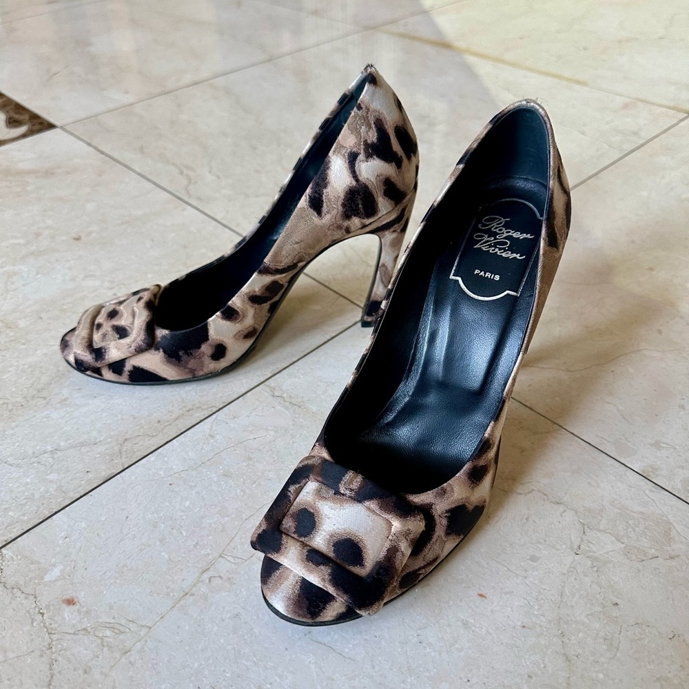 Roger Viver ⬇️SALE Leopard Print Canvas Iconic Trompette Pumps Heels 37 LIKE NEW